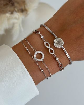 💖 Karkötő, mely törénetet mesél. Az ezüst karkötőink a finomság, az elegancia és a kortalan stílus szimbólumai. 🌸 Válassza...