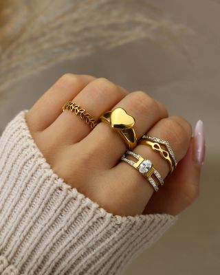 Megérkezett az új sebészeti acél gyűrűkollekció! ✨ Ellenálló, fényes és kész arra, hogy kiegészítsen minden outfitet....