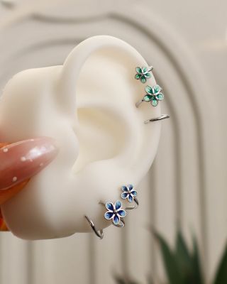 💐 Azoknak akik szeretik a ötletekkel teli kifinomultságot. Az ezüst virágos fülbevalóink két fülbevaló hatását keltik,...